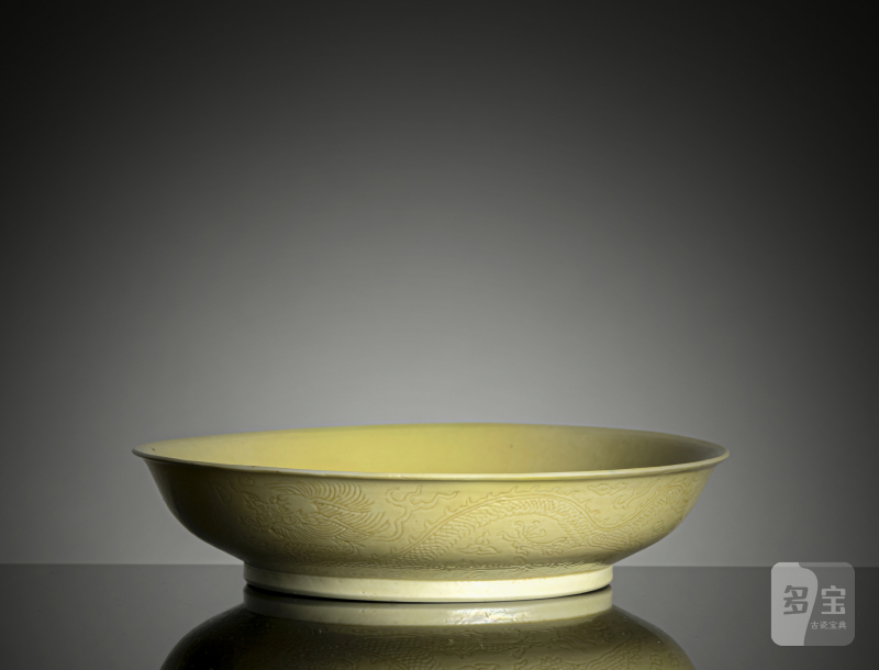 An imperial yellow glazed porcelain plate with engraved decoration of dragons and flaming pearls - 图4